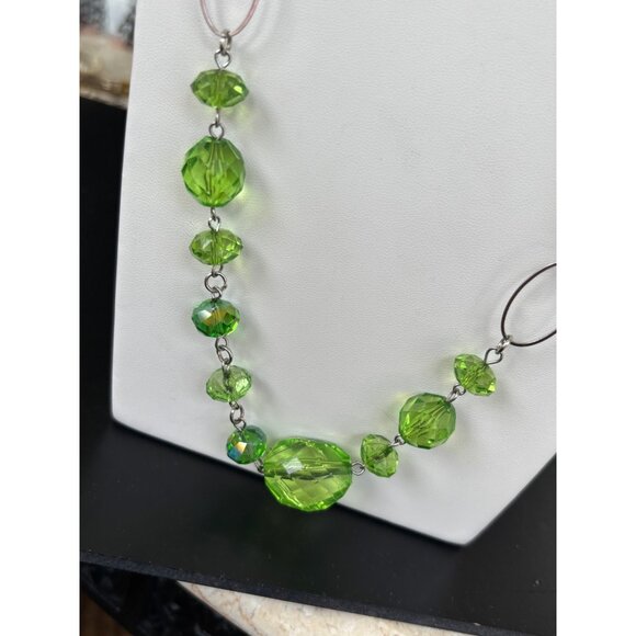 Vintage Green Glass Beaded Necklace With Faceted Details & Silver-Tone Links - Picture 7 of 10